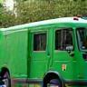 Voiture utilitaire verte et boîte à recycle